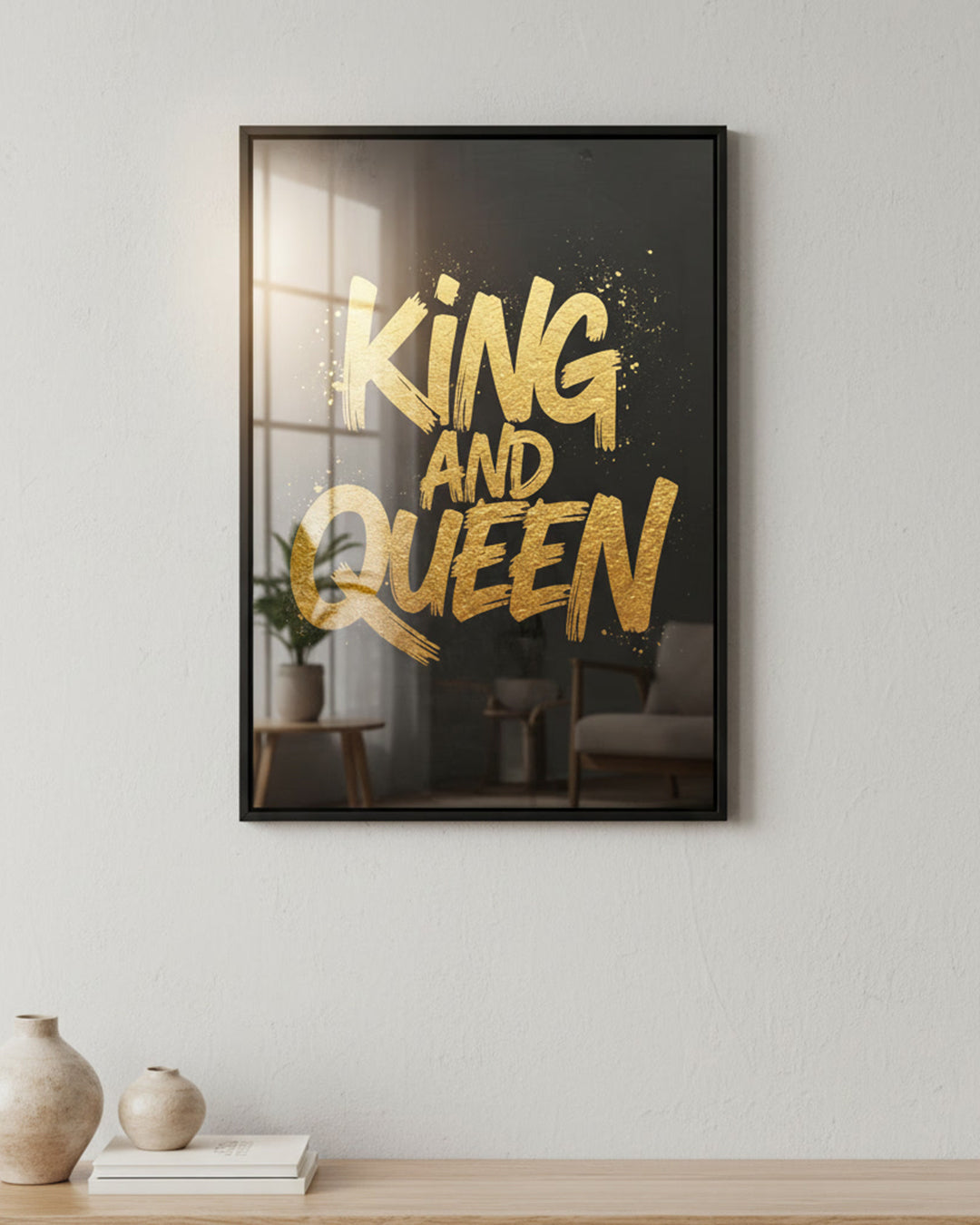 Stilvolle Wanddeko für Paare: 'King & Queen' Poster in edler goldener Schrift auf schwarzem Hintergrund 30x40 cm.