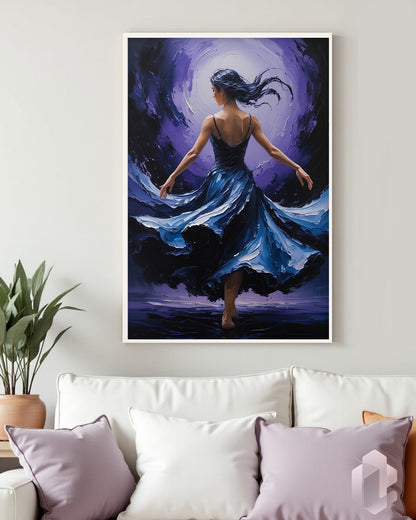 Tanzende Frau in blauem Kleid auf lila Hintergrund – ein Kunstwerk voller Anmut und Bewegung