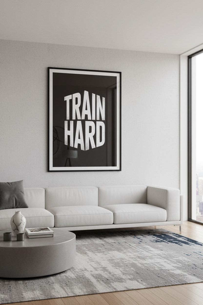 Schwarz weißes Typografie Poster TRAIN HARD für sportliche Motivation
