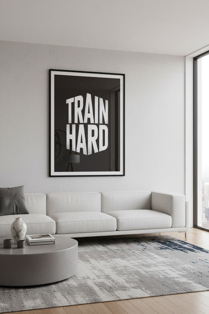 Schwarz weißes Typografie Poster TRAIN HARD für sportliche Motivation