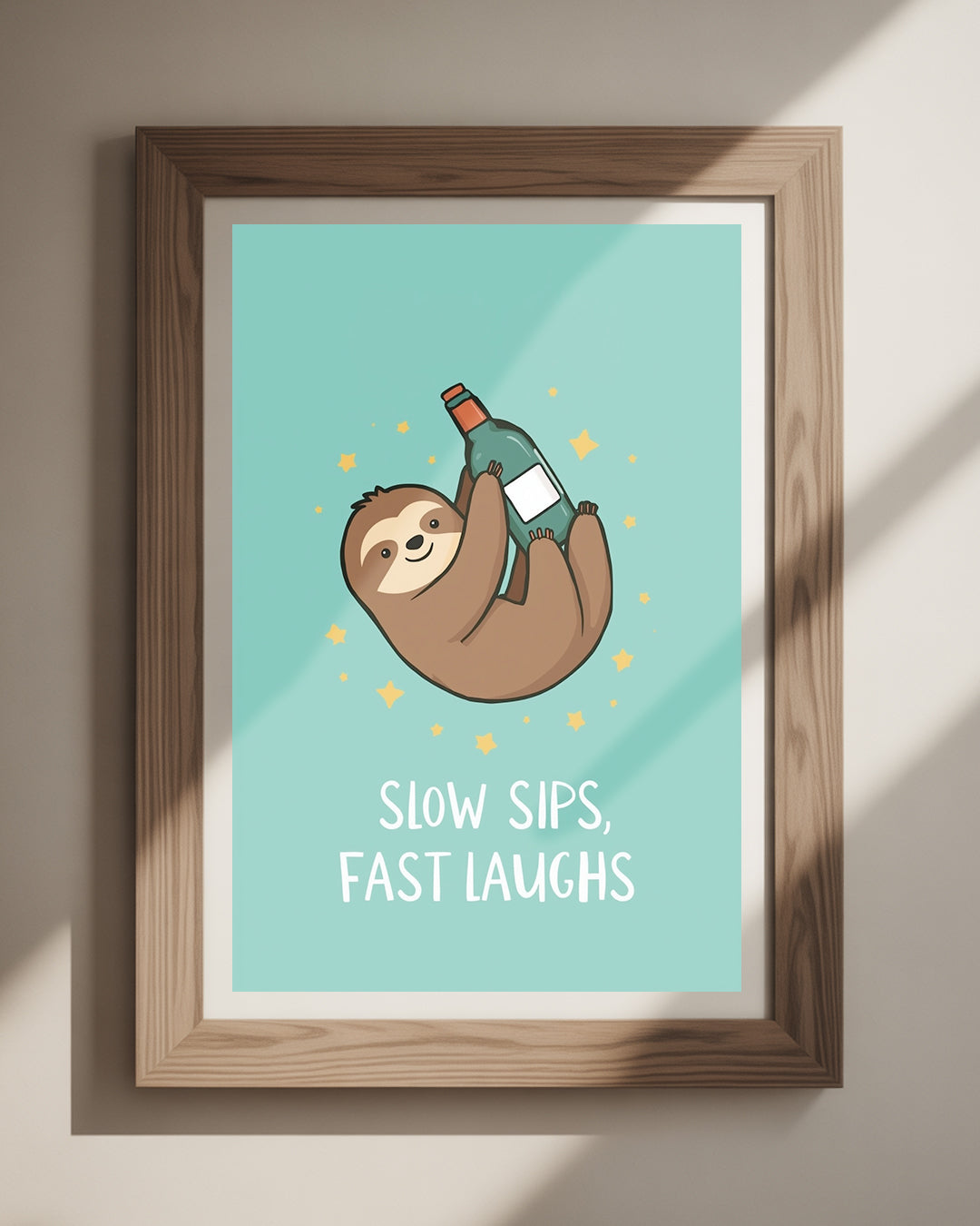 Lustiges Spruchposter ‚Slow Sips, Fast Laughs‘ mit Faultier als Kunstdruck 50x70 cm – perfektes Wandbild für Wohnzimmer oder Büro.