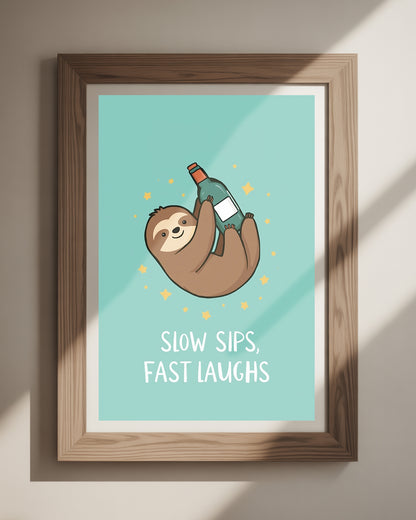 Lustiges Spruchposter ‚Slow Sips, Fast Laughs‘ mit Faultier als Kunstdruck 50x70 cm – perfektes Wandbild für Wohnzimmer oder Büro.