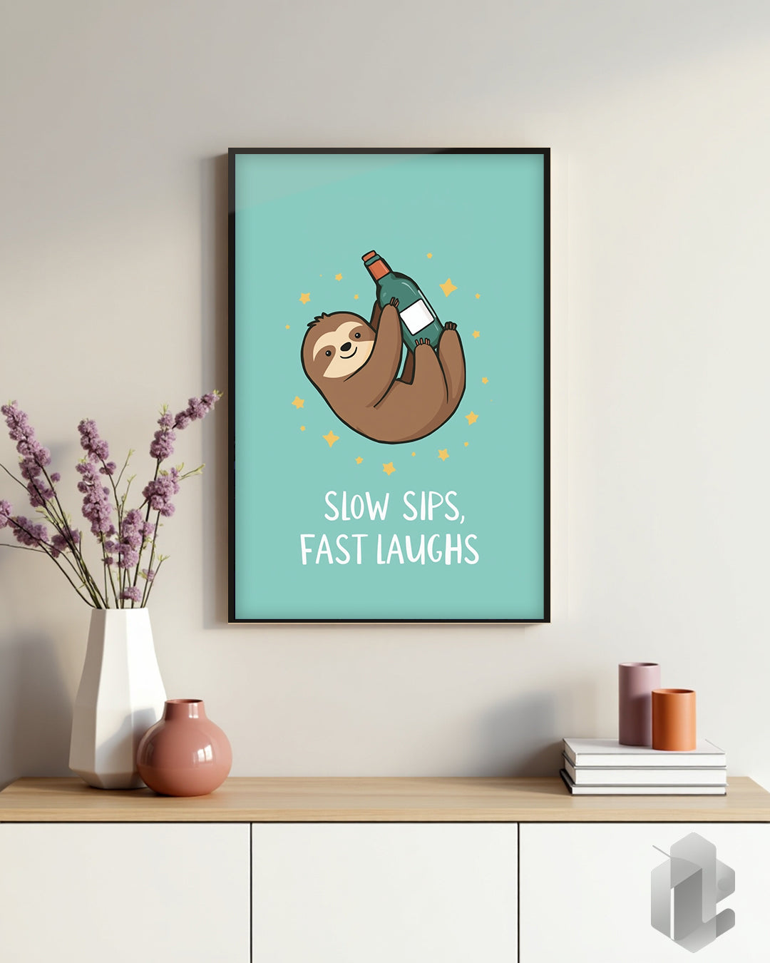 Lustiges Spruchposter „Slow Sips, Fast Laughs“ mit Faultier – humorvolle Wanddekoration für Wohnzimmer, Küche oder Arbeitszimmer.