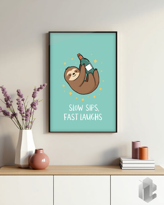 Lustiges Spruchposter „Slow Sips, Fast Laughs“ mit Faultier – humorvolle Wanddekoration für Wohnzimmer, Küche oder Arbeitszimmer.