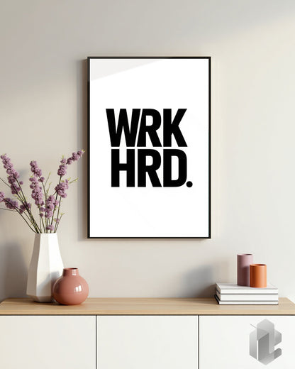 Motivationsposter WRK HRD mit minimalistischer Typografie in Weiß auf schwarzem Hintergrund – modernes Wandbild für Fokus, Disziplin und Erfolg im Büro oder Homeoffice.