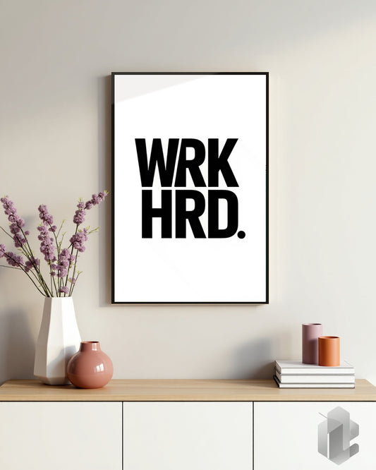 Motivationsposter WRK HRD mit minimalistischer Typografie in Weiß auf schwarzem Hintergrund – modernes Wandbild für Fokus, Disziplin und Erfolg im Büro oder Homeoffice.