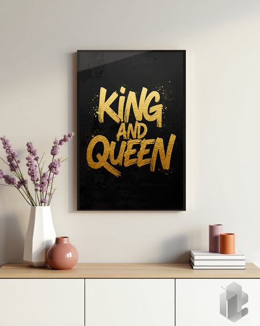 „King & Queen Typografie Poster in goldener Schrift auf schwarzem Hintergrund – elegantes Pärchen Wandbild.