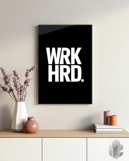 Motivationsposter WRK HRD weiß auf schwarz als minimalistisches Wandbild