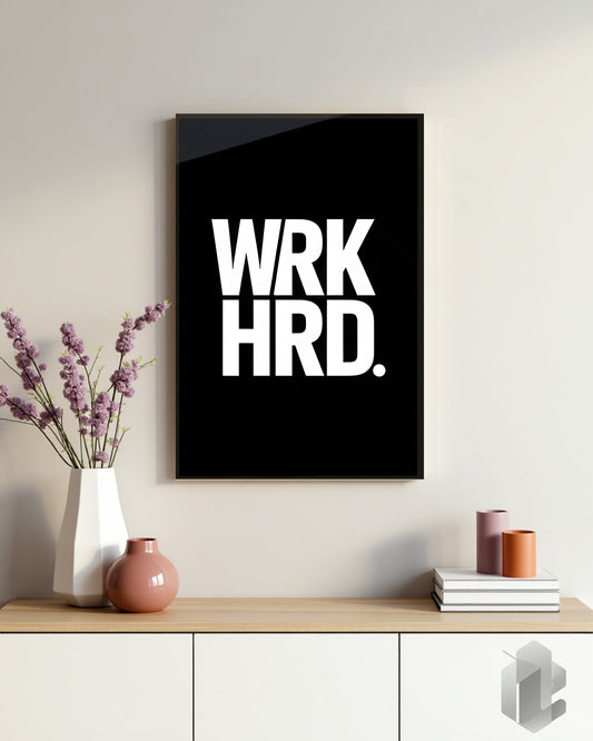 Motivationsposter WRK HRD weiß auf schwarz als minimalistisches Wandbild