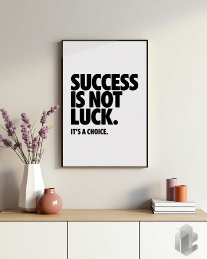 Motivationsposter mit dem Zitat ‚Success is Not Luck; It’s a Choice‘ in minimalistischer Schwarz-Weiß-Typografie, das Entschlossenheit und Eigenverantwortung symbolisiert.