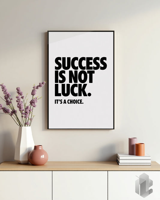 Motivationsposter mit dem Zitat ‚Success is Not Luck; It’s a Choice‘ in minimalistischer Schwarz-Weiß-Typografie, das Entschlossenheit und Eigenverantwortung symbolisiert.