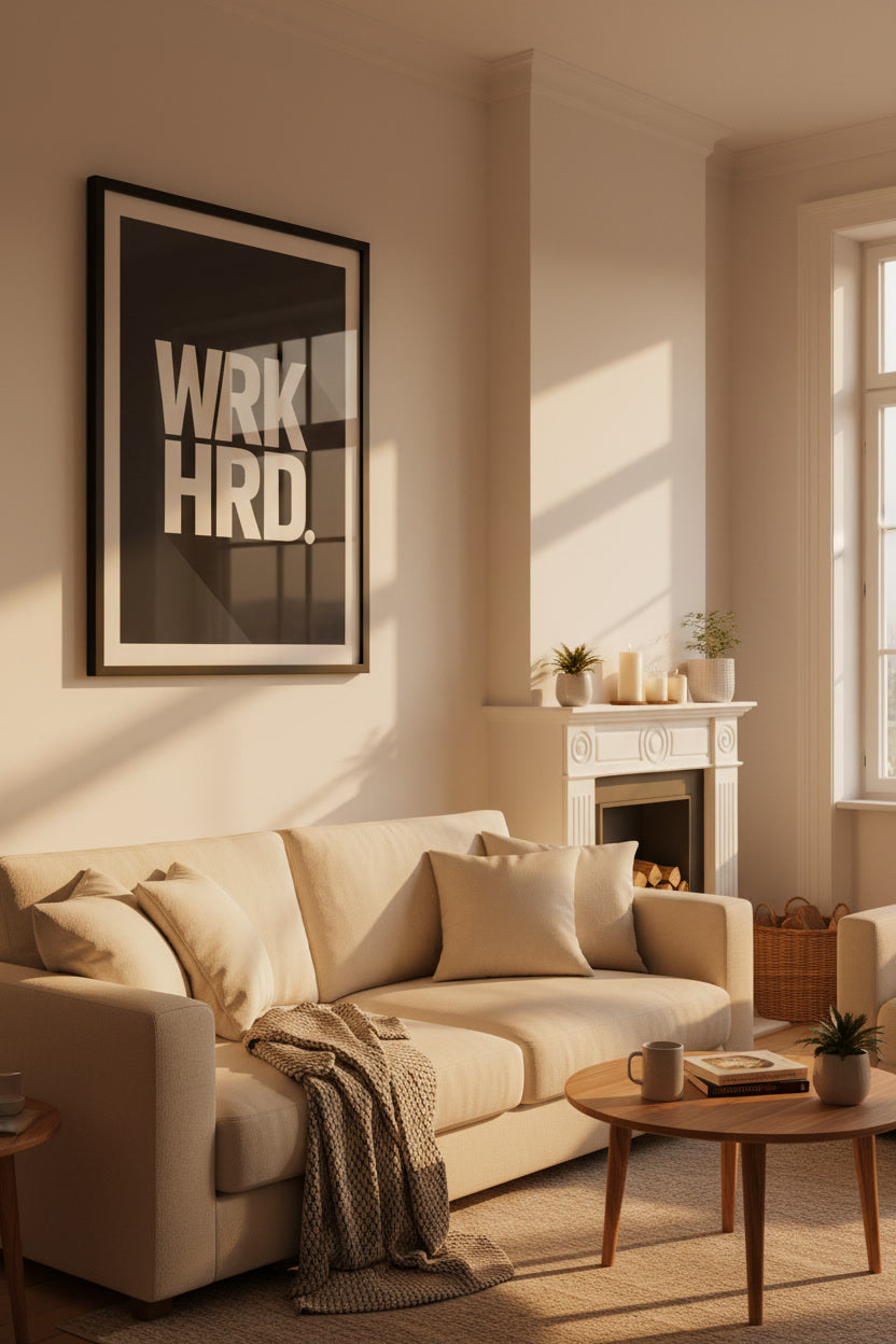 Modernes Motivationsposter mit Schriftzug WRK HRD in Schwarz Weiß