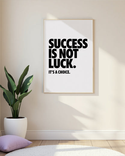 Schwarz-Weiß-Motivationsposter mit dem Zitat ‚Success is Not Luck; It’s a Choice‘, das die Bedeutung von bewussten Entscheidungen für den Erfolg betont.