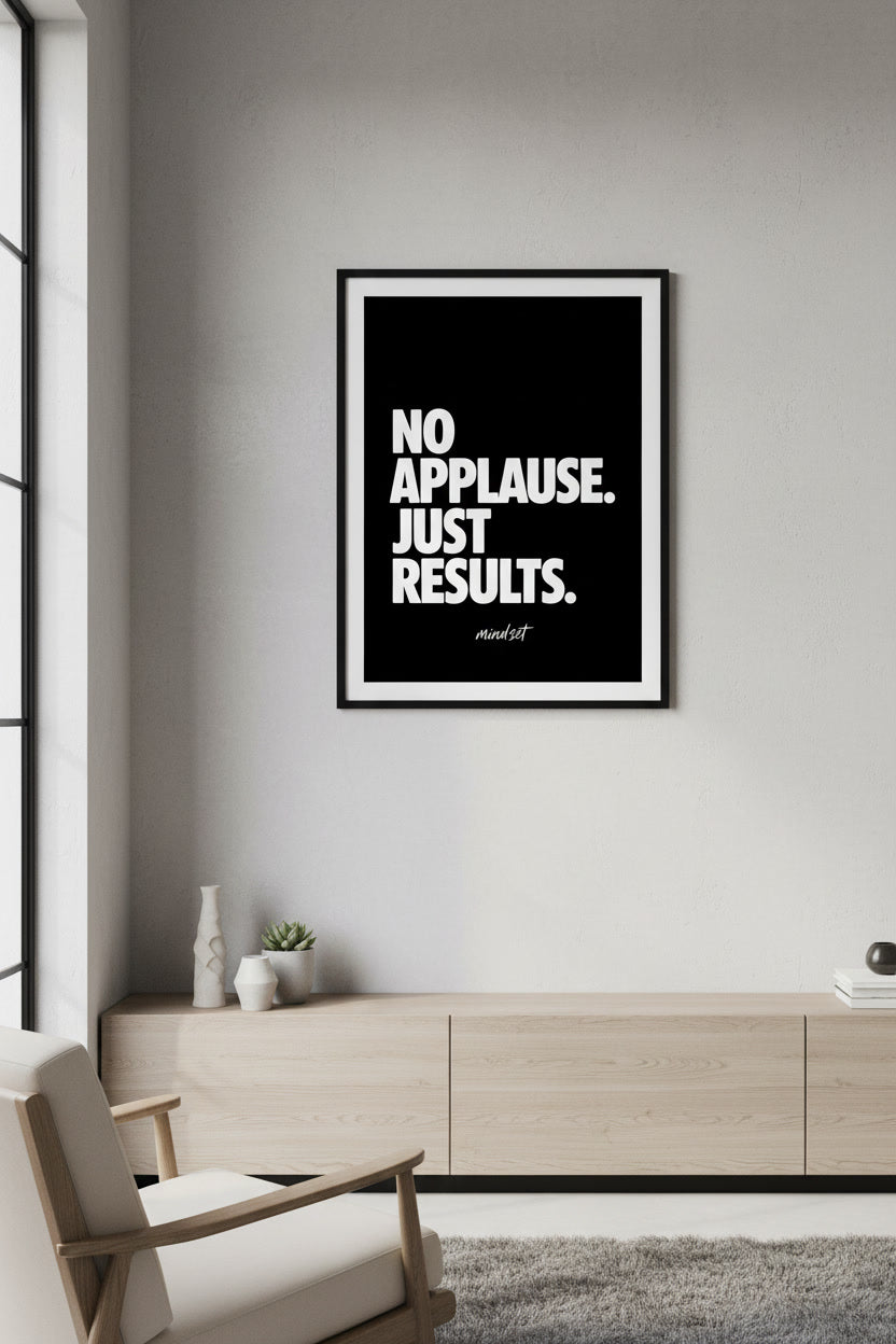 No Applause, Just Results – modernes Motivationsposter für Büro, Homeoffice oder Gym. Ein starkes Statement für Leistung statt Anerkennung.