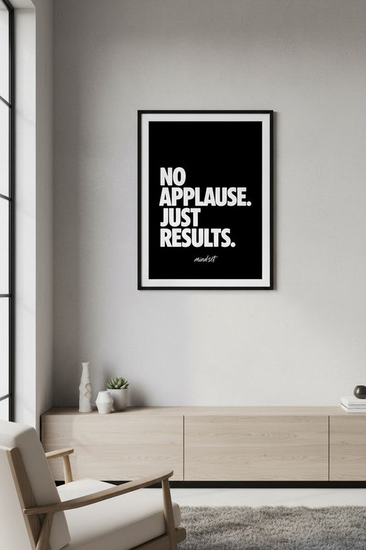 No Applause, Just Results – modernes Motivationsposter für Büro, Homeoffice oder Gym. Ein starkes Statement für Leistung statt Anerkennung.
