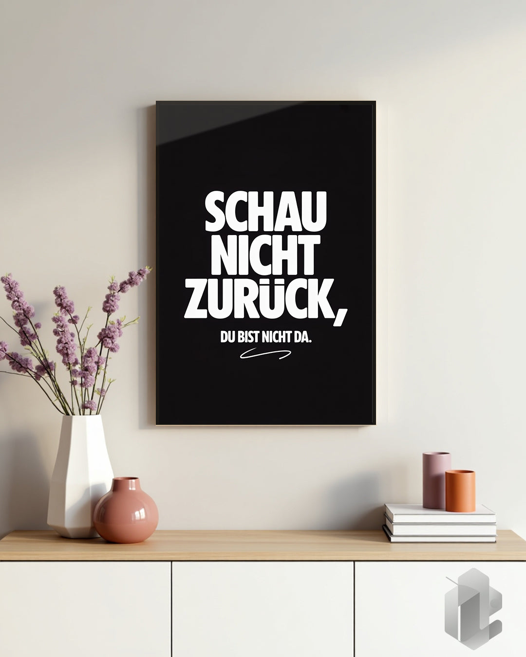 Motivationsposter mit dem Zitat ‚Schau nicht zurück, du bist nicht da‘ in weißer Typografie auf schwarzem Hintergrund, das den Fokus auf die Zukunft legt.