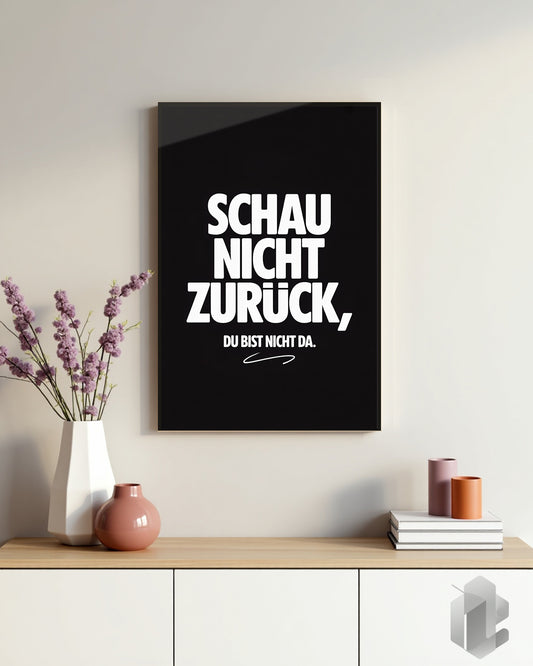 Motivationsposter mit dem Zitat ‚Schau nicht zurück, du bist nicht da‘ in weißer Typografie auf schwarzem Hintergrund, das den Fokus auf die Zukunft legt.