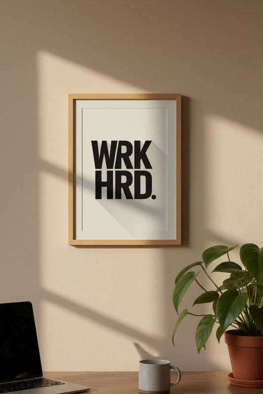 WRK HRD Motivationsposter in Schwarz-Weiß – minimalistisches Typografie-Poster für Produktivität, Mindset und konzentriertes Arbeiten