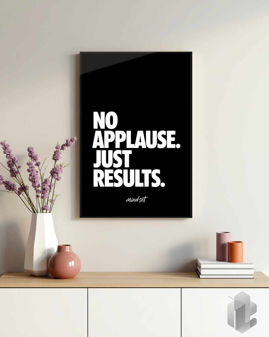 Minimalistisches Motivationsposter „No Applause, Just Results.“ in Schwarz-Weiß. Klares Typografie-Design für Fokus, Disziplin und messbaren Erfolg.