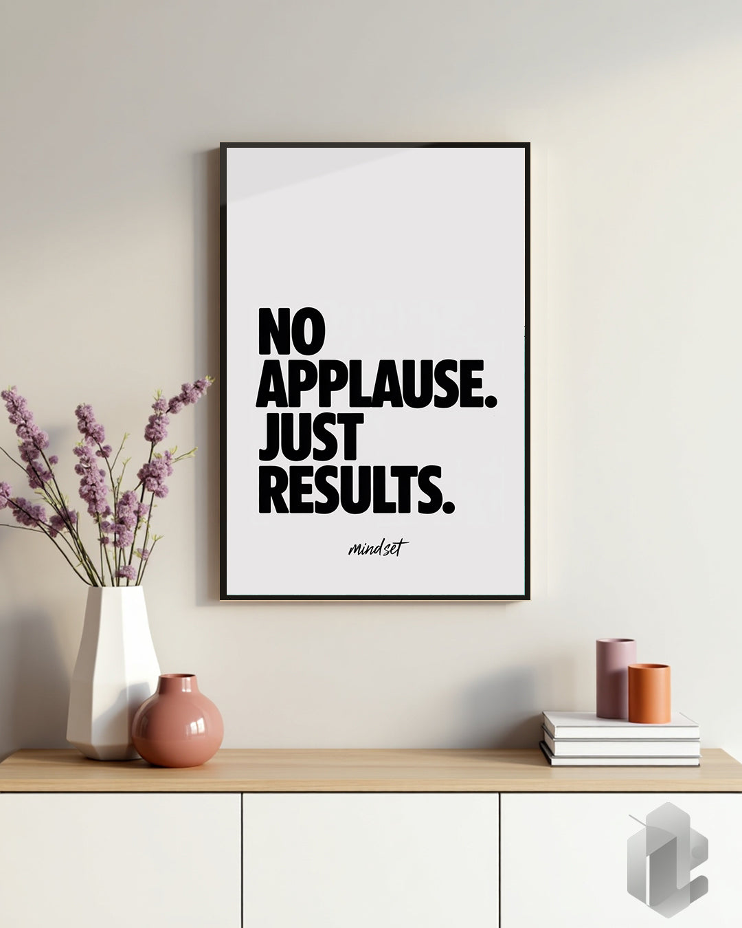 Motivationsposter No Applause Just Results Typografie schwarz weiß an Wand im Büro