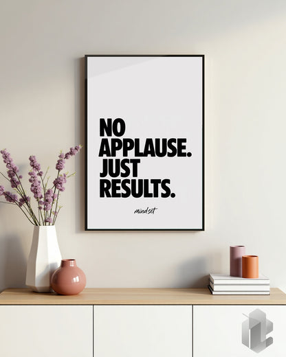 Motivationsposter No Applause Just Results Typografie schwarz weiß an Wand im Büro