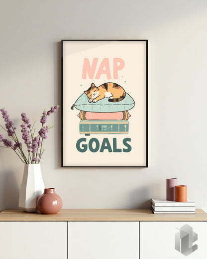 Lustiges Spruchposter „Nap Goals“ – witzige Wanddekoration für Katzenliebhaber im Wohnzimmer oder Schlafzimmer.