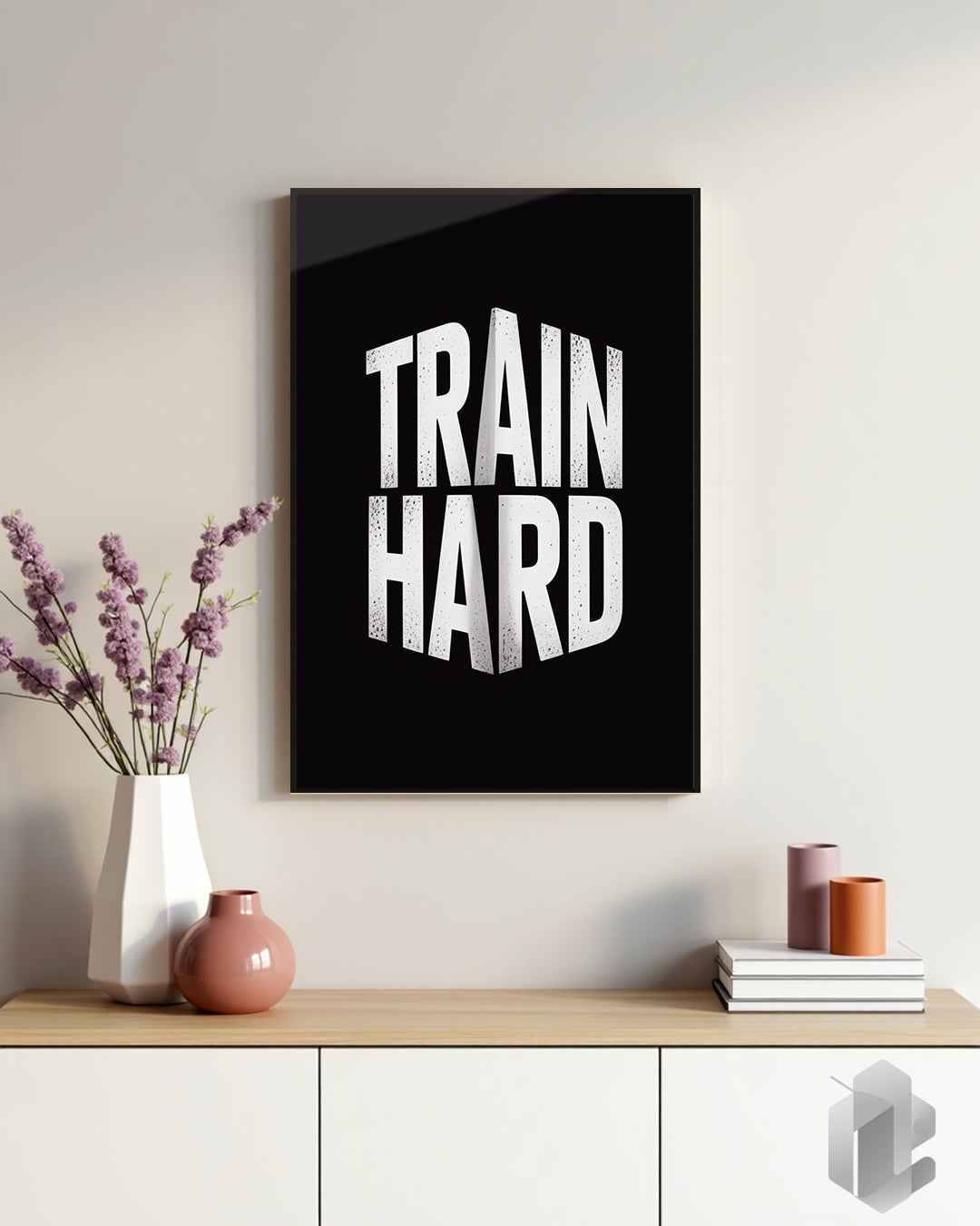 Fitness Motivationsposter TRAIN HARD mit weißer Typografie auf schwarzem Hintergrund
