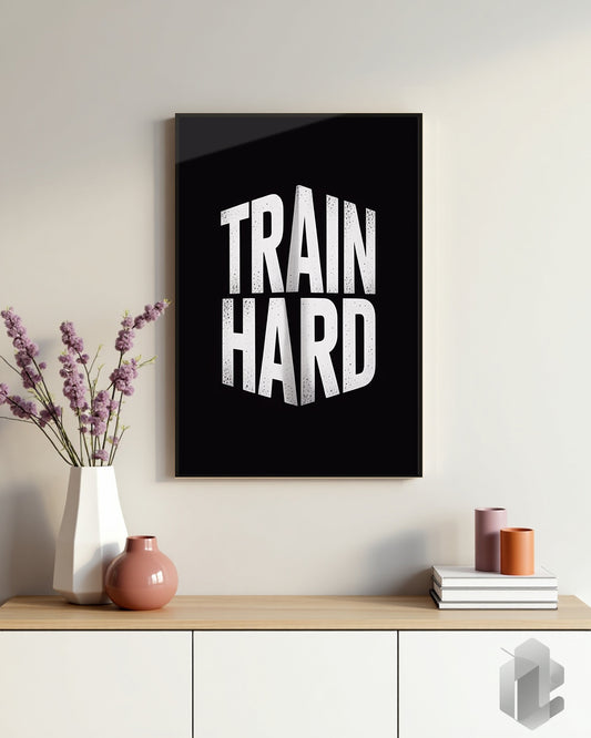 Fitness Motivationsposter TRAIN HARD mit weißer Typografie auf schwarzem Hintergrund